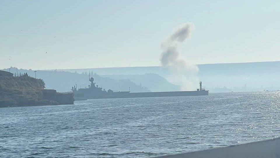 Další výbuchy v Sevastopolu, kamera zachytila loď v plamenech